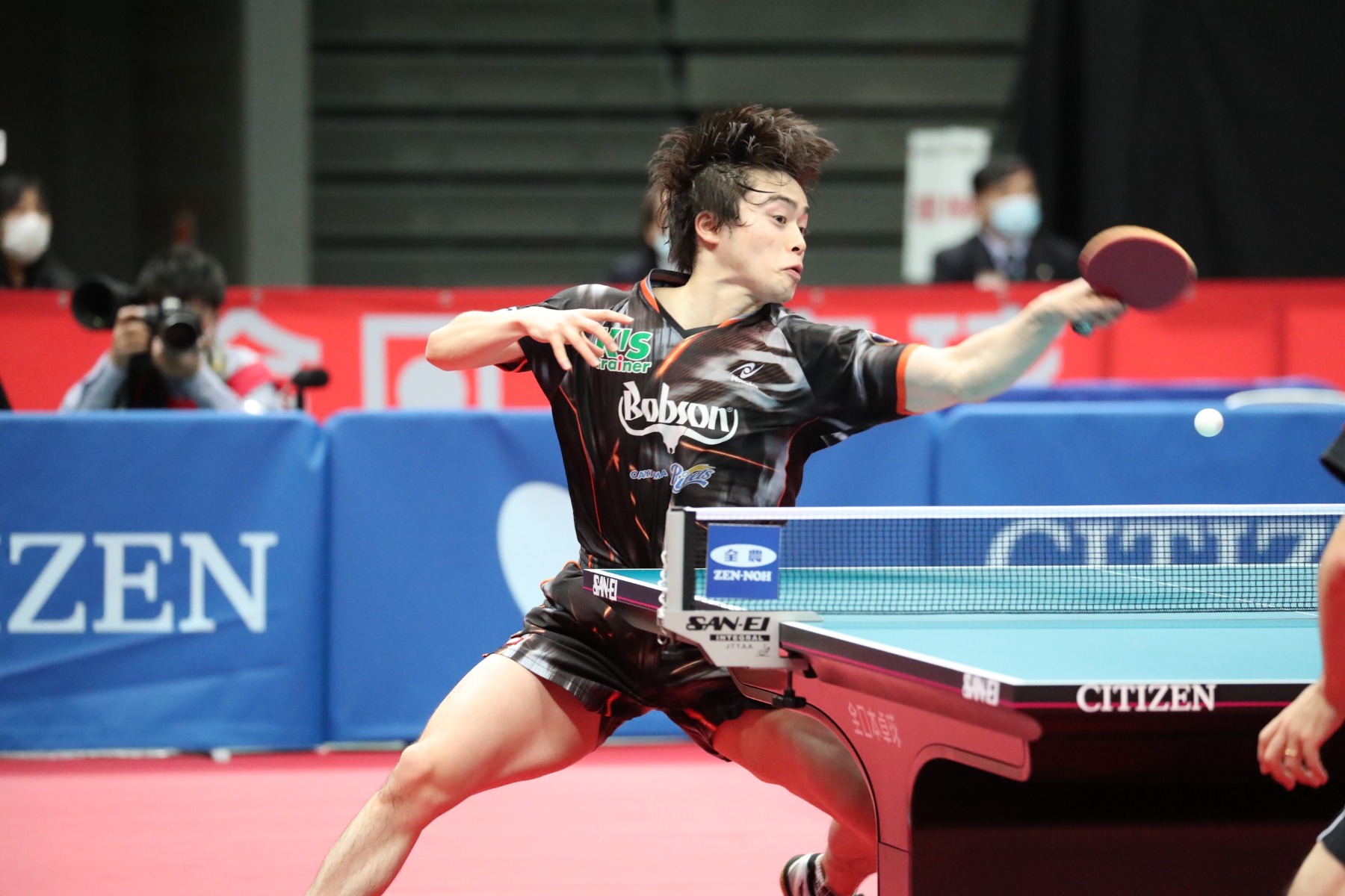 俊足のフットワークを飛ばし、フォアハンドで押し切った森薗