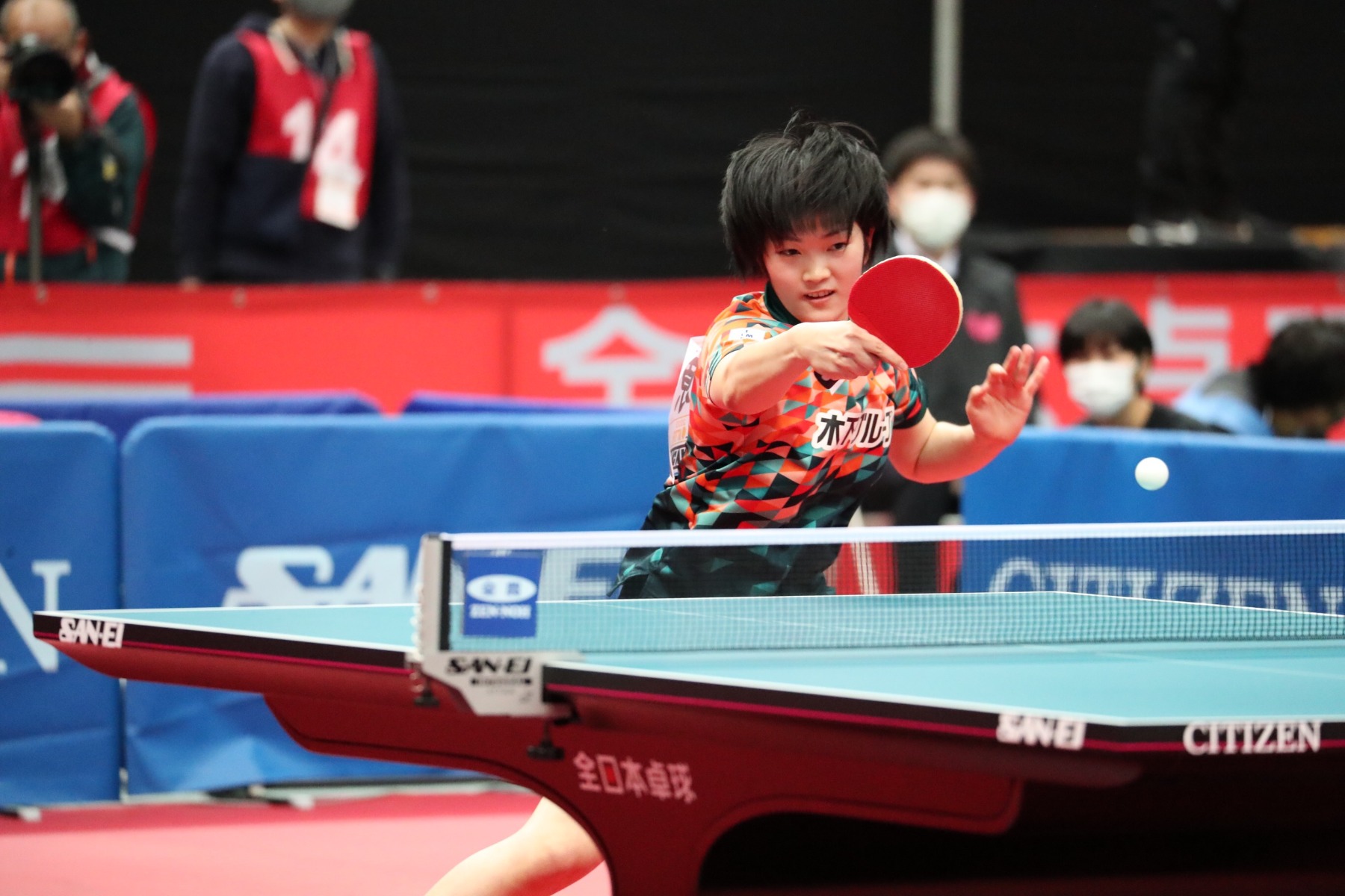 畳み掛けるバックハンドで快勝した木原