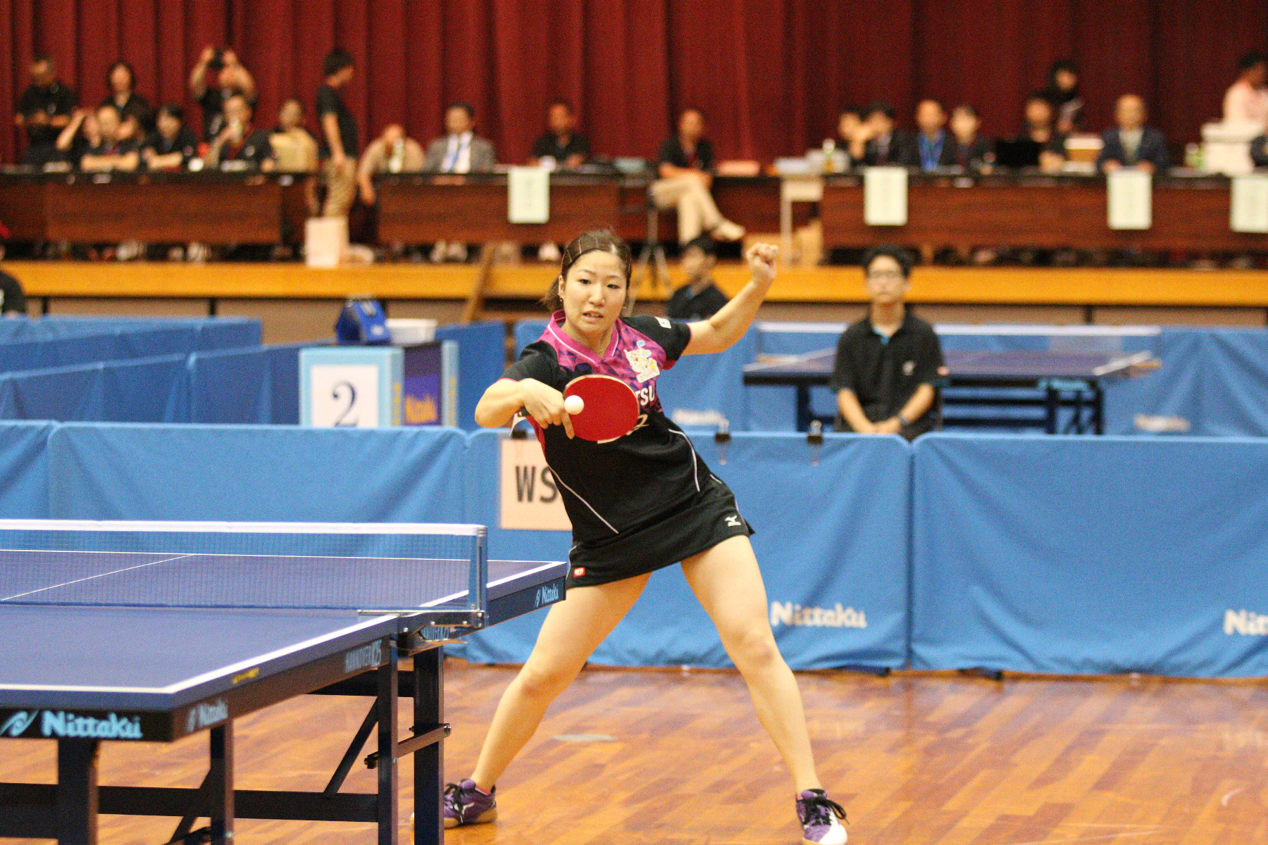 相手のボールを返す平侑里香