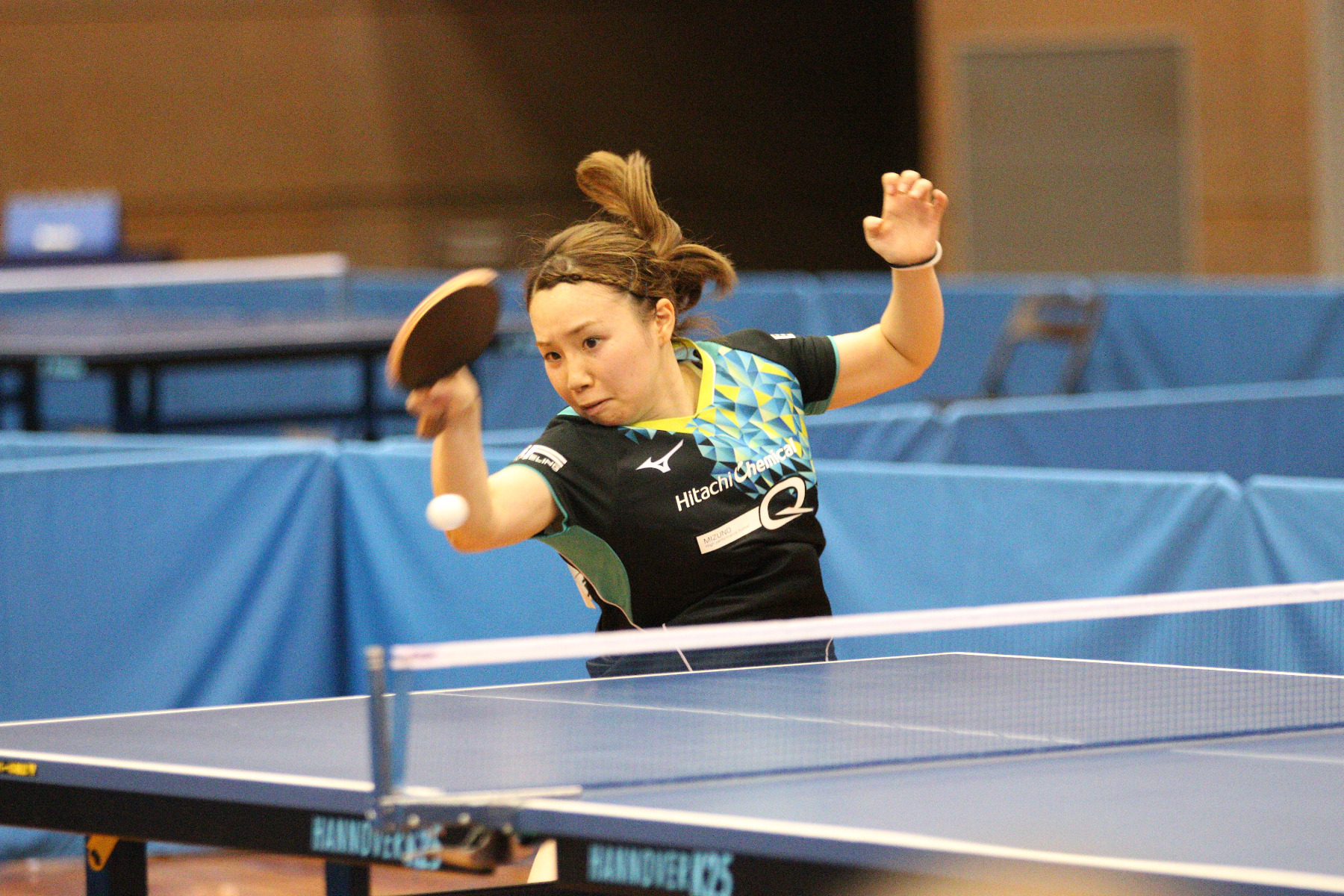 相手のボールを打ち返す森薗美咲