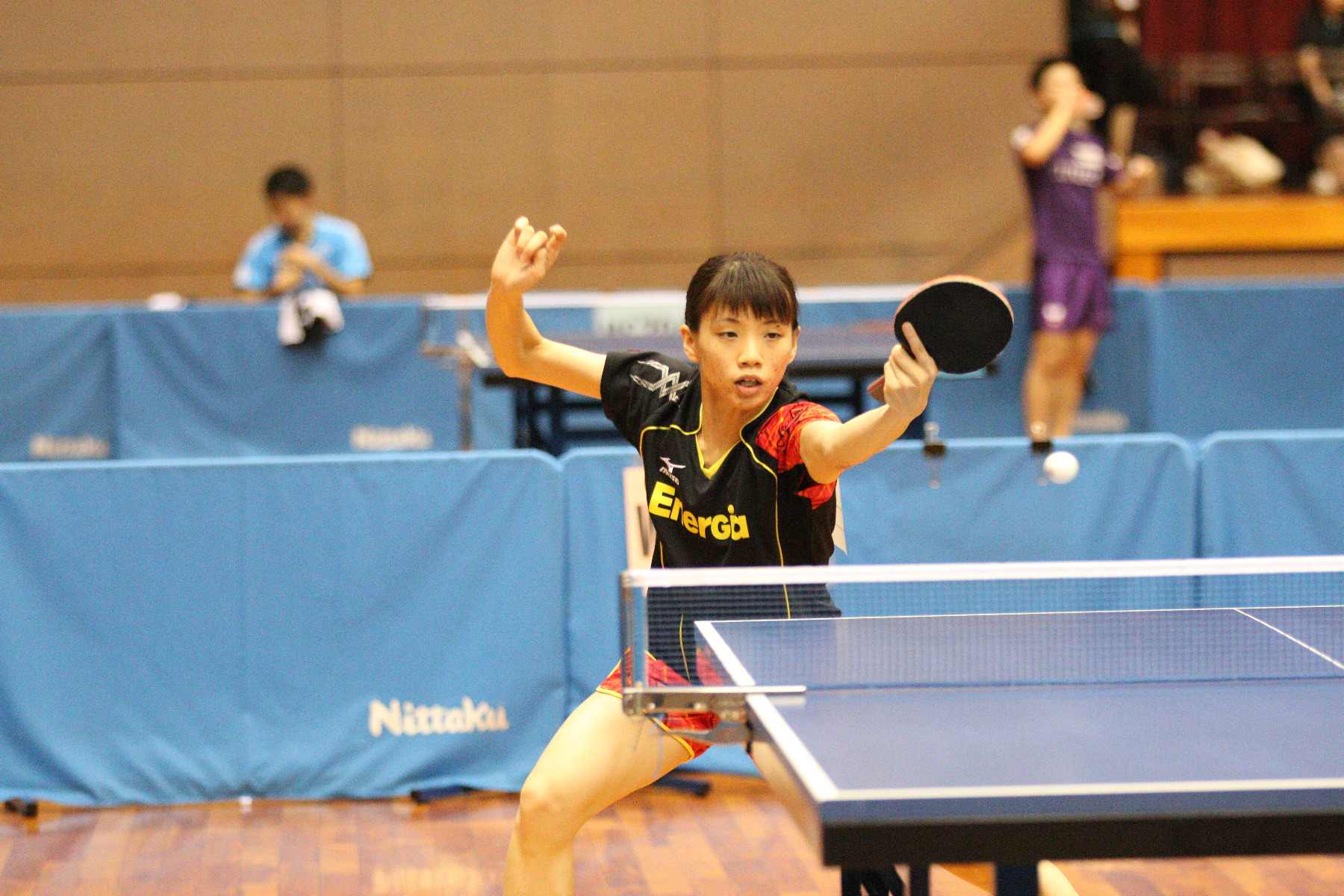 成本綾海が試合をする様子