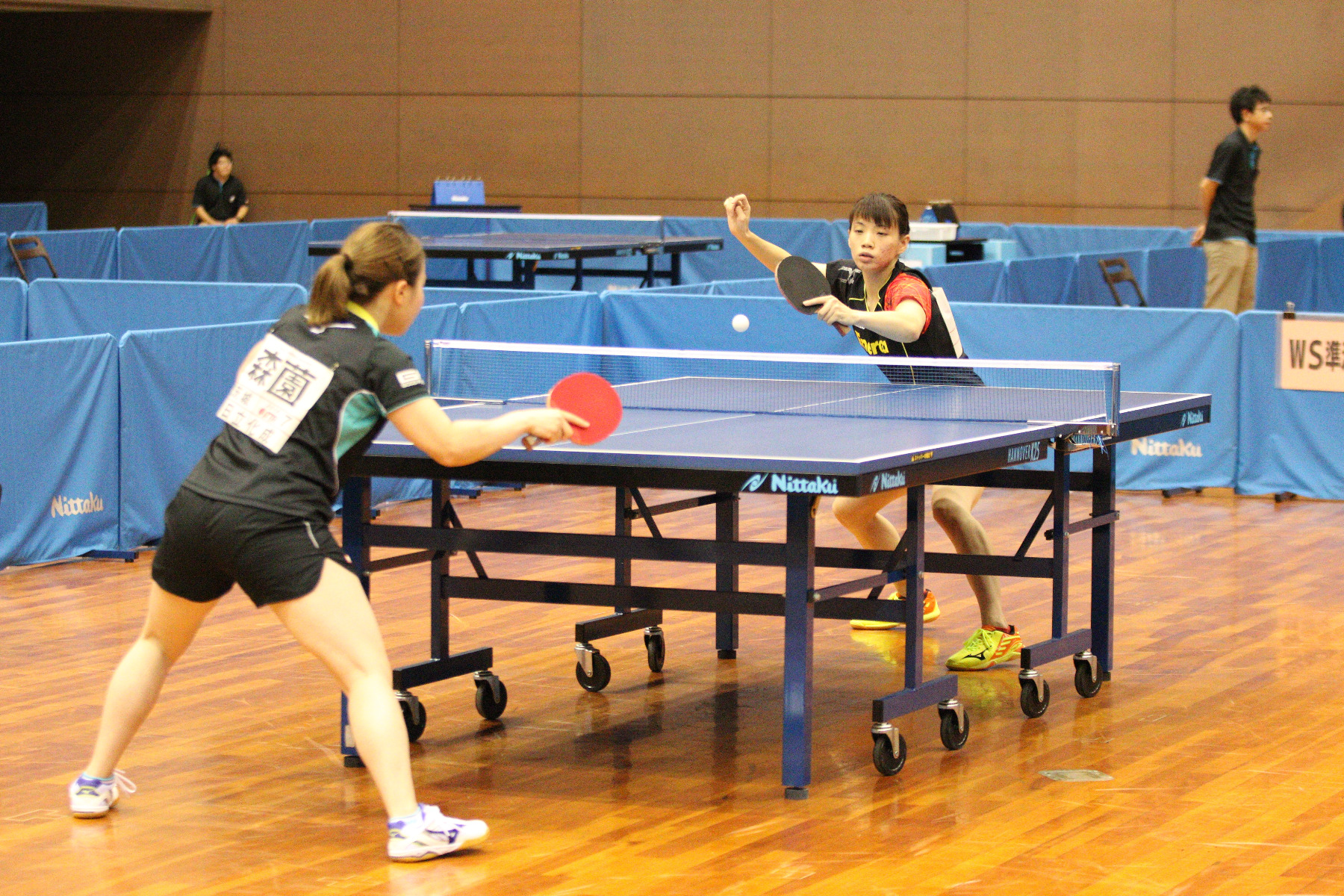 成本綾海が試合をする様子02