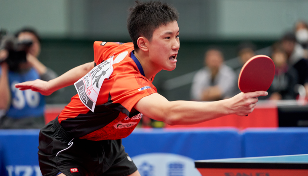 試合をする張本選手