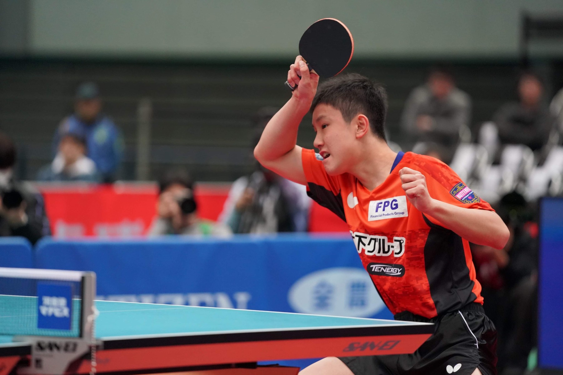 試合をする張本選手