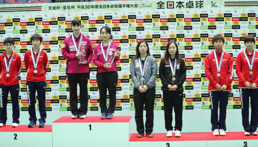 女子ダブルス表彰式の様子