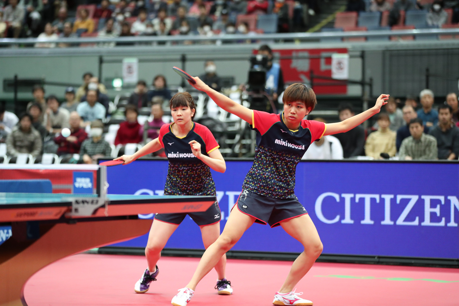 試合をする佐藤・橋本ペア