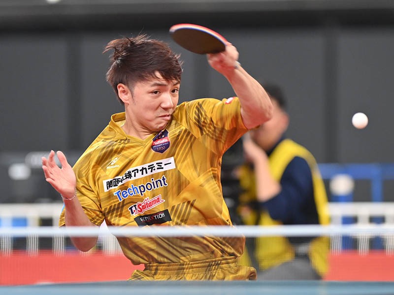 打球点の早い前陣プレーで張本を後ろに下げ、優位に戦った木造。今大会の台風の目となった