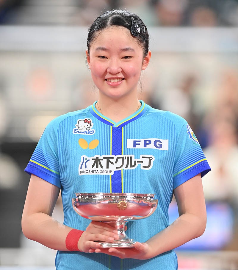 皇后杯を手にした張本美和。目にはうっすらと涙が浮かんでいた